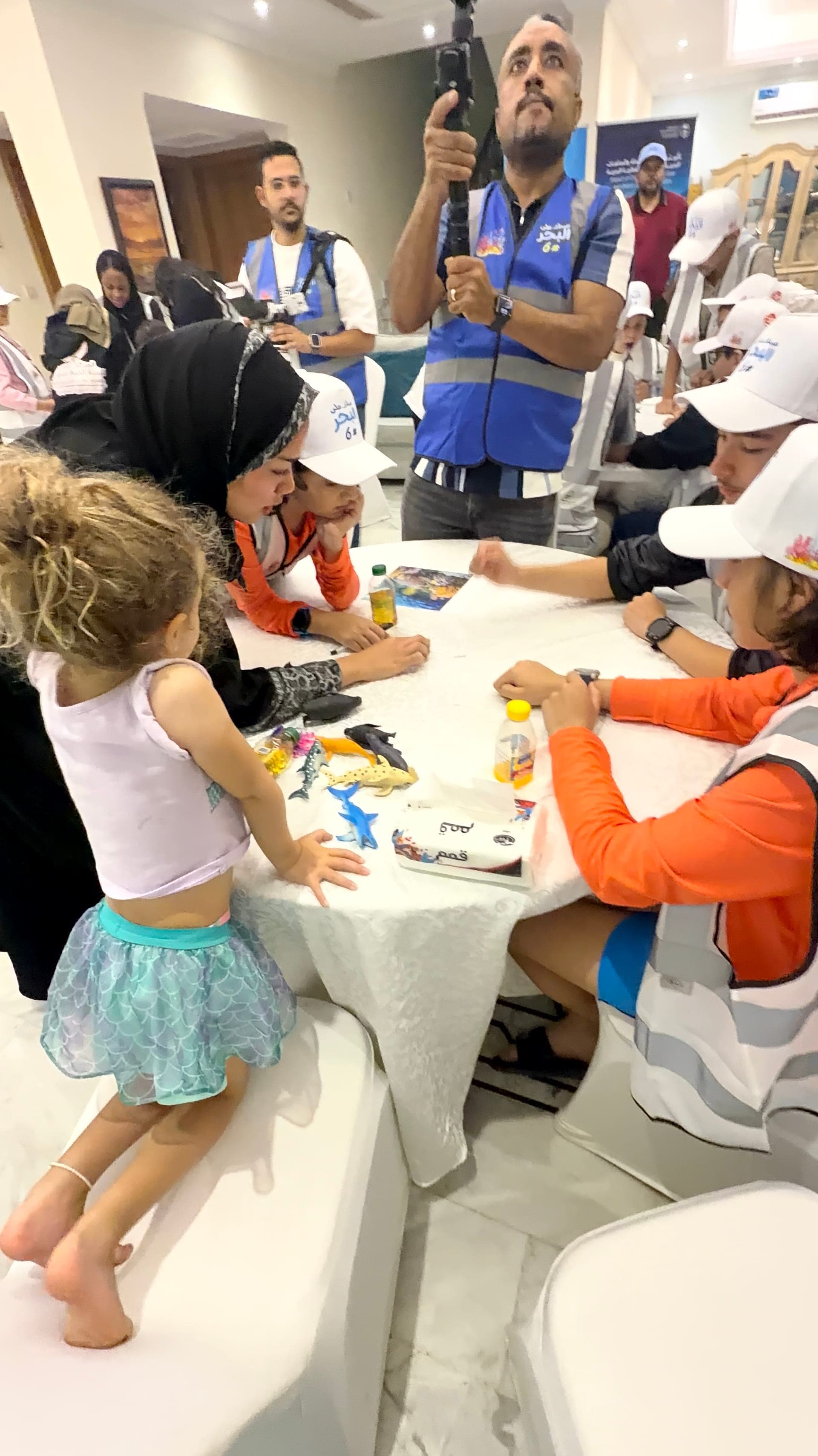 مجسمات الكائنات البحرية على طاولة العمل